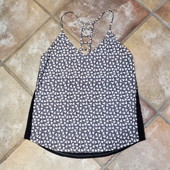 Lulu🍋Breezy Singlet - Picture 3 of 5